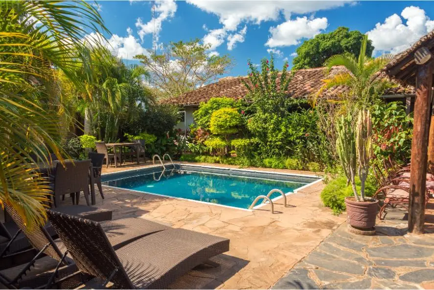 basen-wbudowany-w-ogrodzie